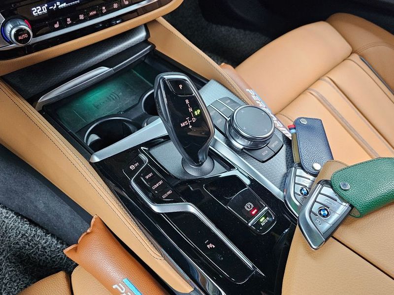 2023 BMW 5 Series 520i M Sport photo 9