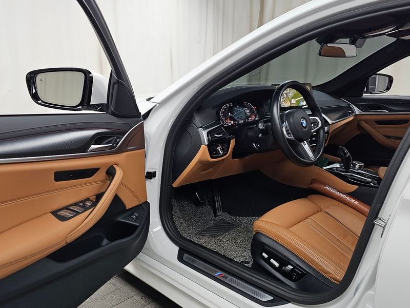 2023 BMW 5 Series 520i M Sport photo 10