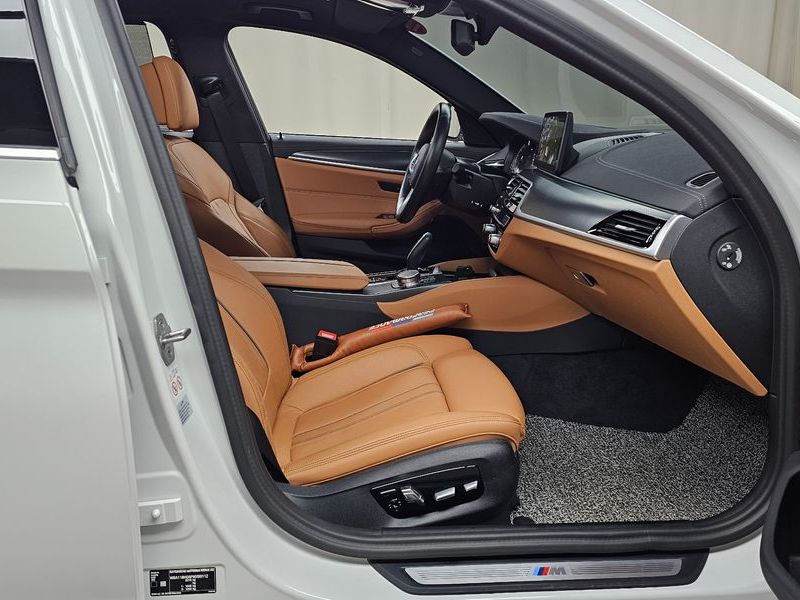 2023 BMW 5 Series 520i M Sport photo 11