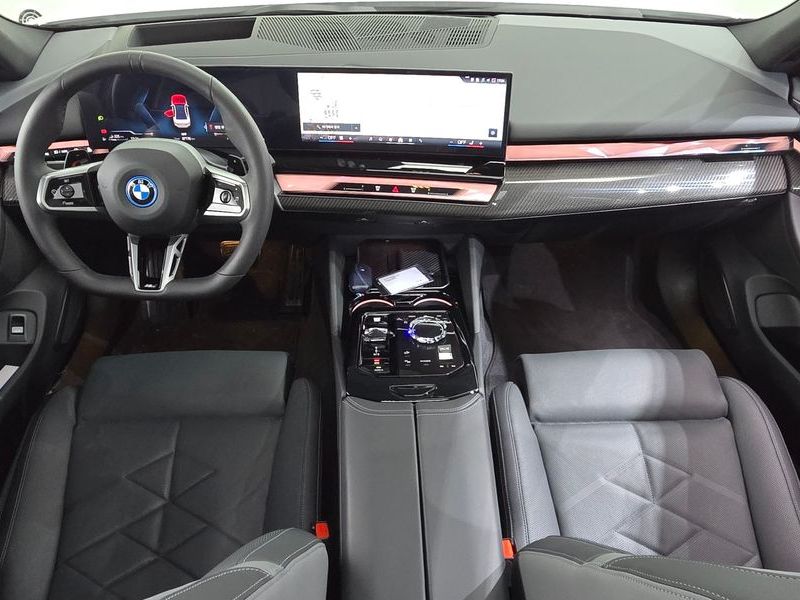 2026 BMW 5 Series 530e xDrive M Sport Pro photo 7