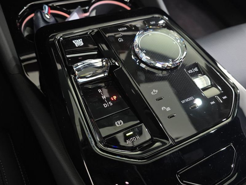 2026 BMW 5 Series 530e xDrive M Sport Pro photo 9