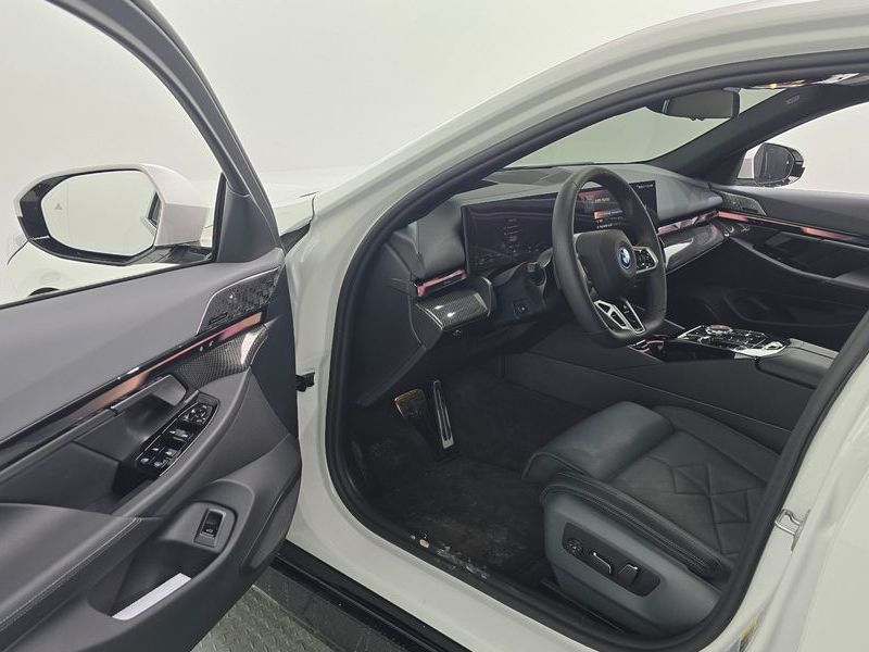 2026 BMW 5 Series 530e xDrive M Sport Pro photo 10