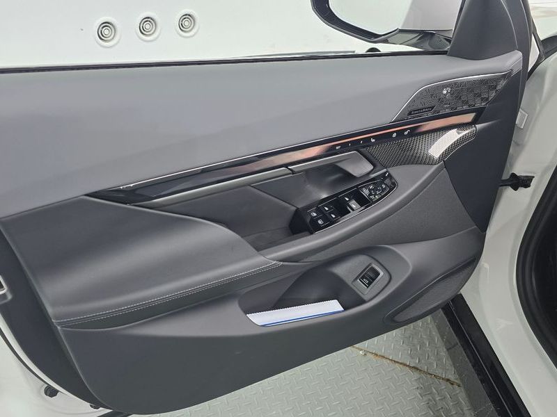 2026 BMW 5 Series 530e xDrive M Sport Pro photo 24