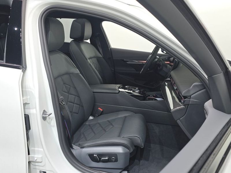 2026 BMW 5 Series 530e xDrive M Sport Pro photo 26