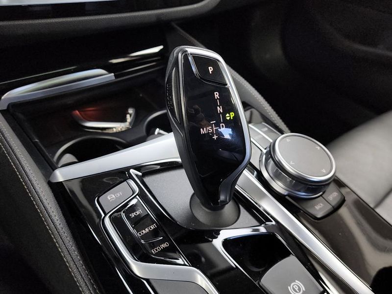 2019 BMW 5 Series 520i Luxury photo 9