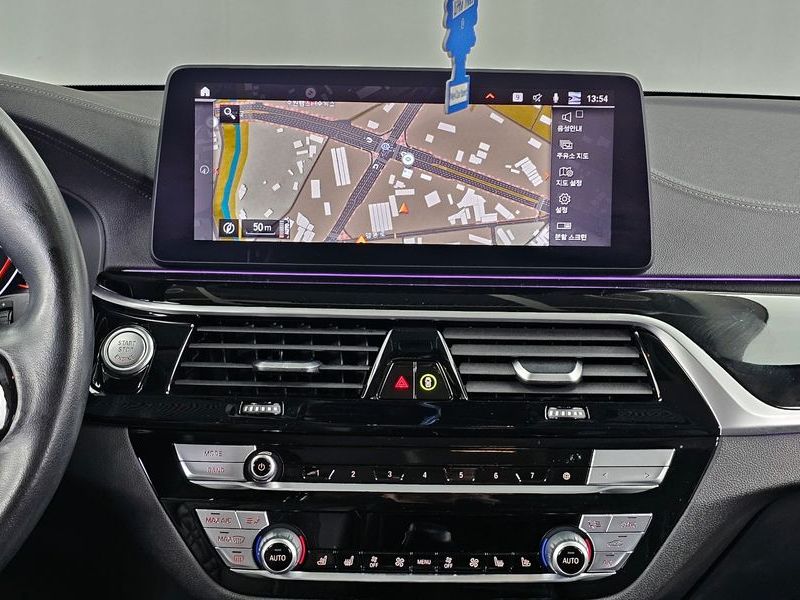 2021 BMW 5 Series 523d Luxury photo 14