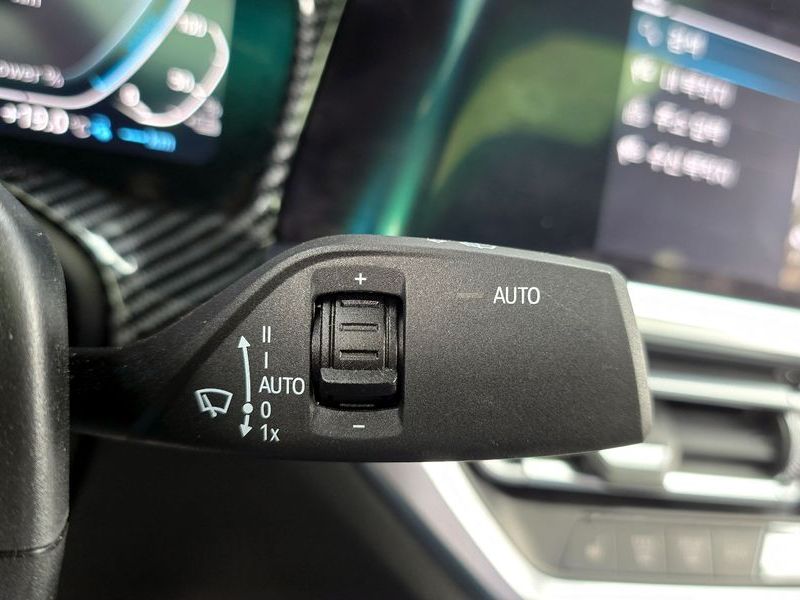 2021 BMW 3 Series 330e M Sport photo 28
