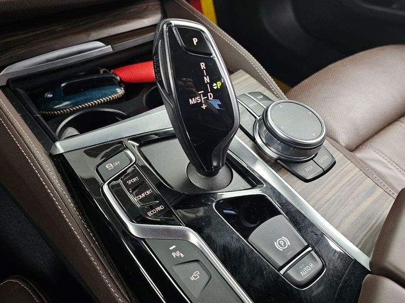 2018 BMW 5 Series 530i M Sport Package Plus photo 9