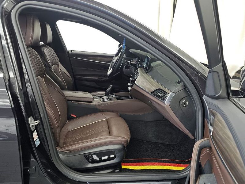2018 BMW 5 Series 530i M Sport Package Plus photo 11