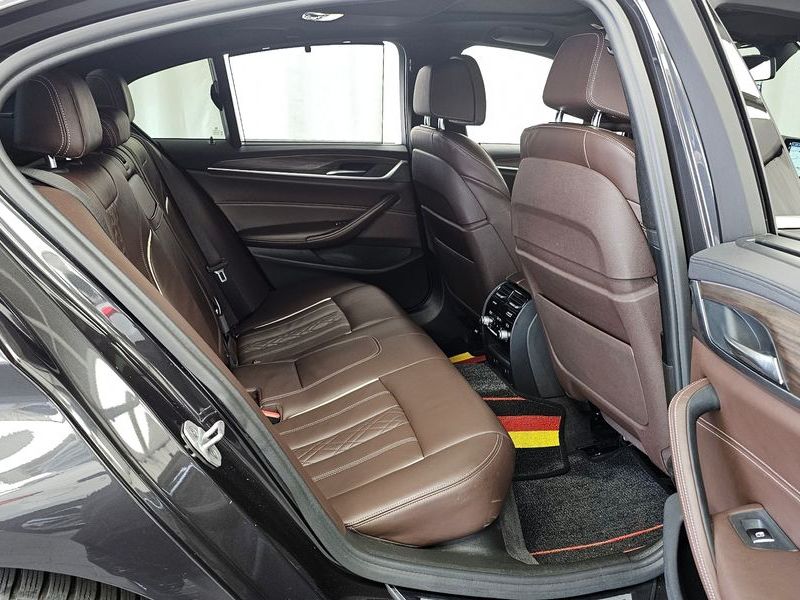2018 BMW 5 Series 530i M Sport Package Plus photo 12