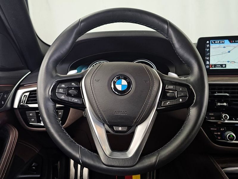 2018 BMW 5 Series 530i M Sport Package Plus photo 13
