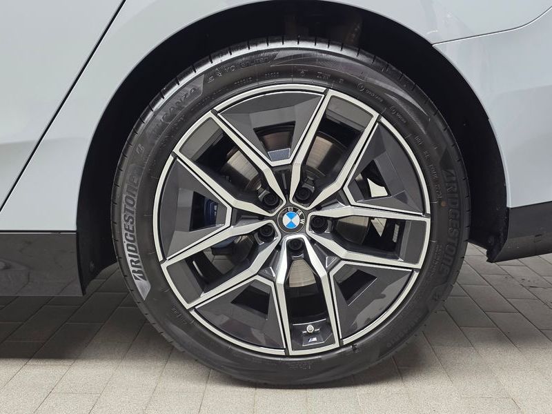 2026 BMW 5 Series 523d xDrive M Sport photo 21