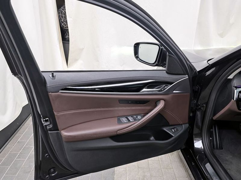 2021 BMW 5 Series 523d Luxury photo 24