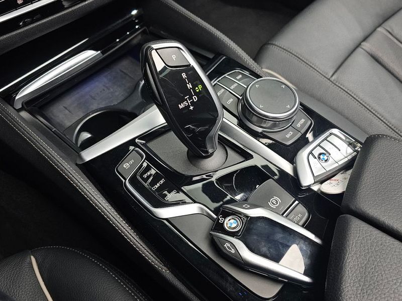 2020 BMW 5 Series 520i Luxury photo 9