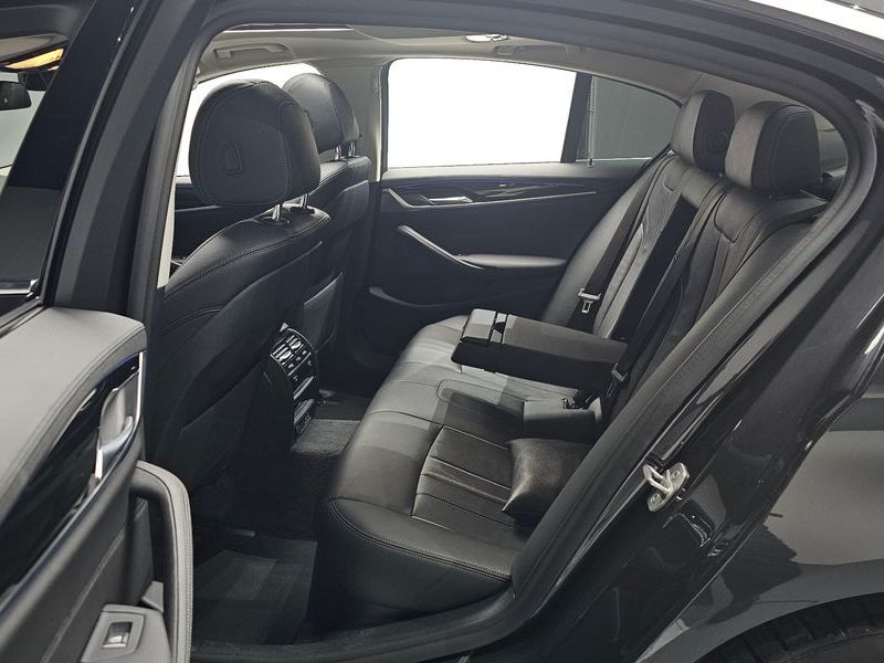 2020 BMW 5 Series 520i Luxury photo 11