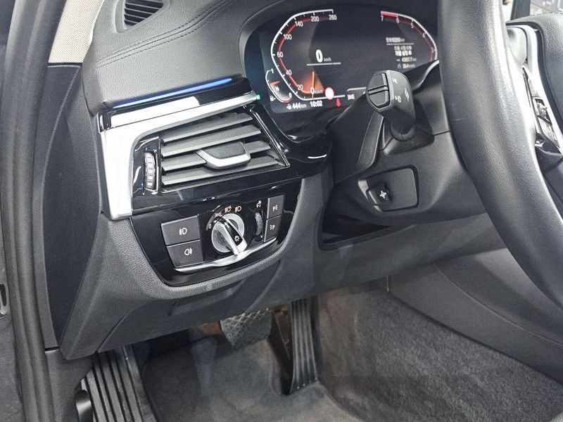 2020 BMW 5 Series 520i Luxury photo 13
