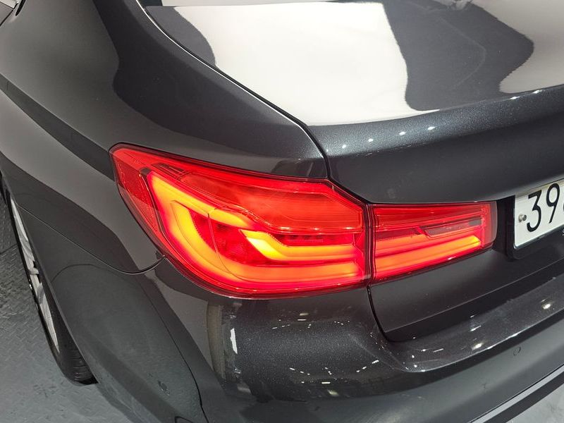 2020 BMW 5 Series 520i Luxury photo 23