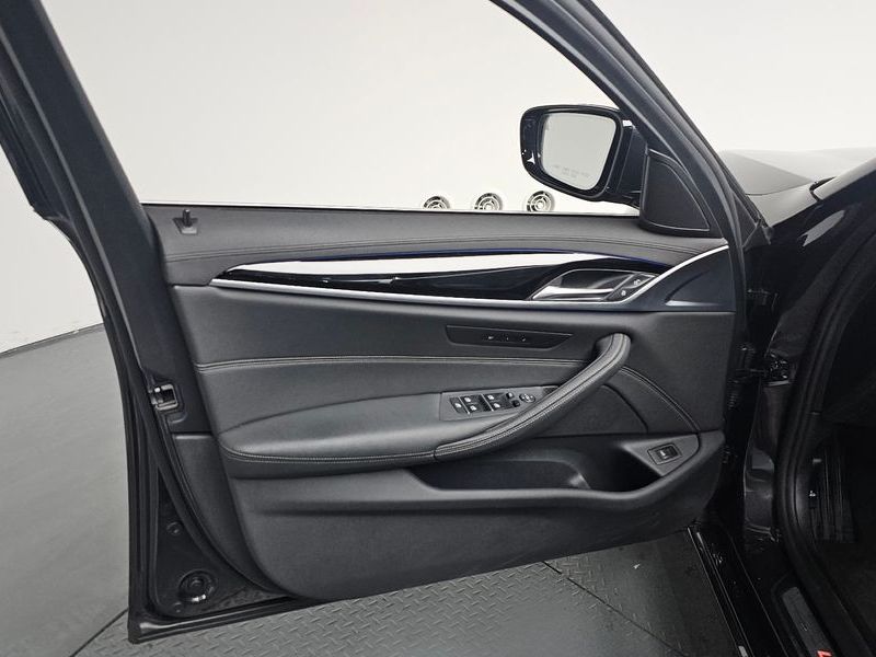 2020 BMW 5 Series 520i Luxury photo 24