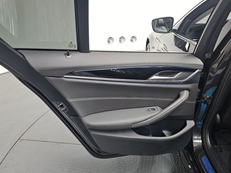 2020 BMW 5 Series 520i Luxury photo 25
