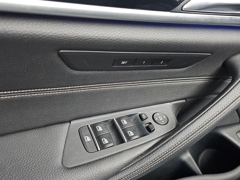 2020 BMW 5 Series 520i Luxury photo 29