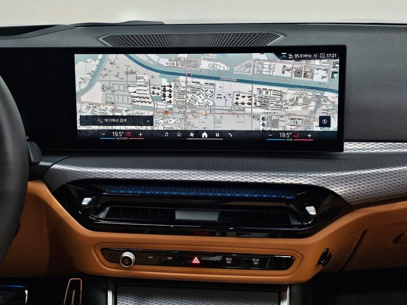 2026 BMW 3 Series 320i M Sport photo 13