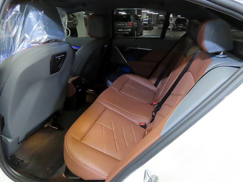 2026 BMW 5 Series 530e photo 7