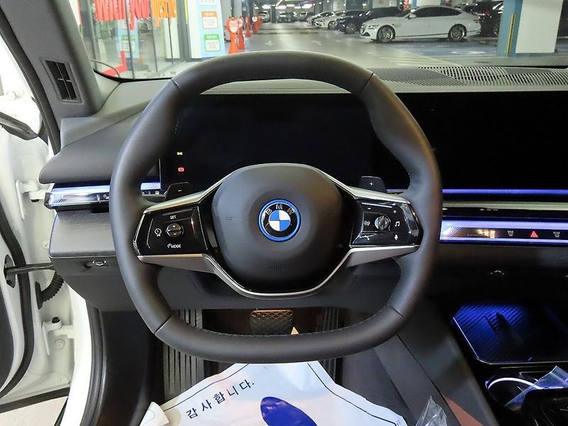 2026 BMW 5 Series 530e photo 8