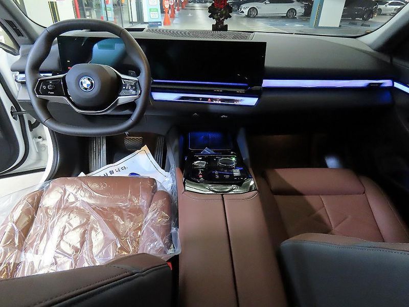 2026 BMW 5 Series 530e photo 10
