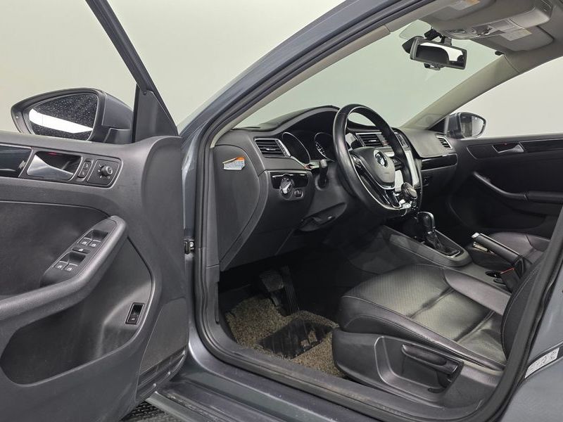 2015 Volkswagen Jetta 2.0 TDI BlueMotion Premium 6th photo 12