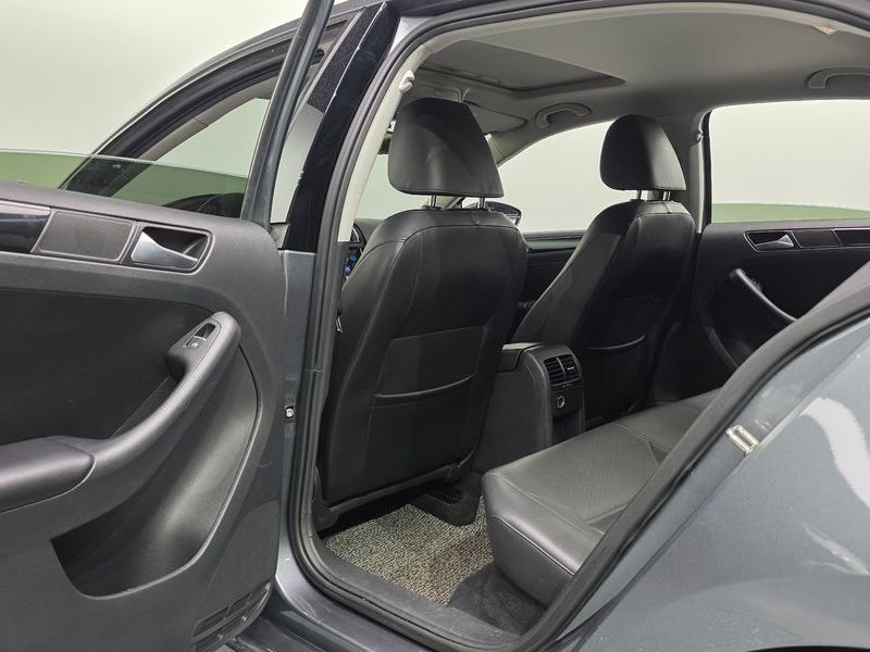 2015 Volkswagen Jetta 2.0 TDI BlueMotion Premium 6th photo 18