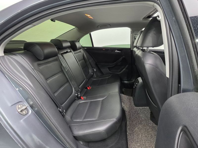2015 Volkswagen Jetta 2.0 TDI BlueMotion Premium 6th photo 19