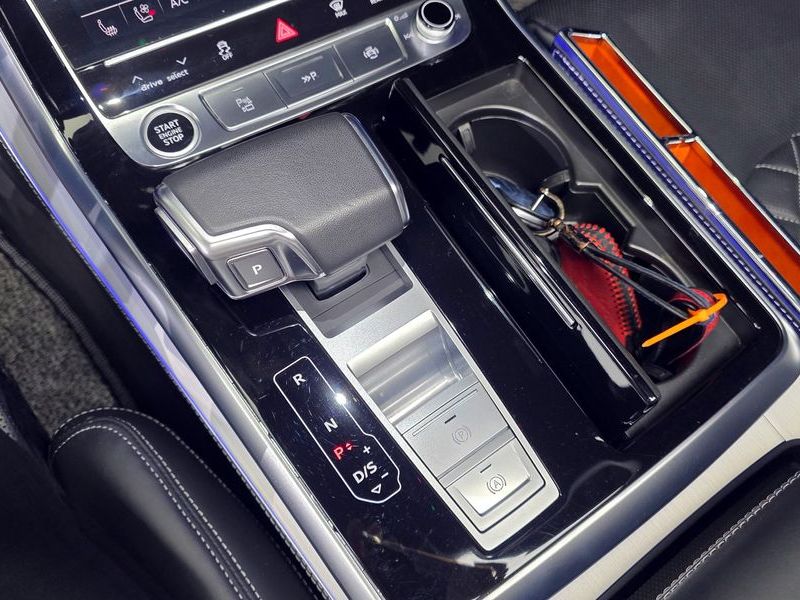 2023 Audi Q8 55 TFSI Quattro Premium photo 9