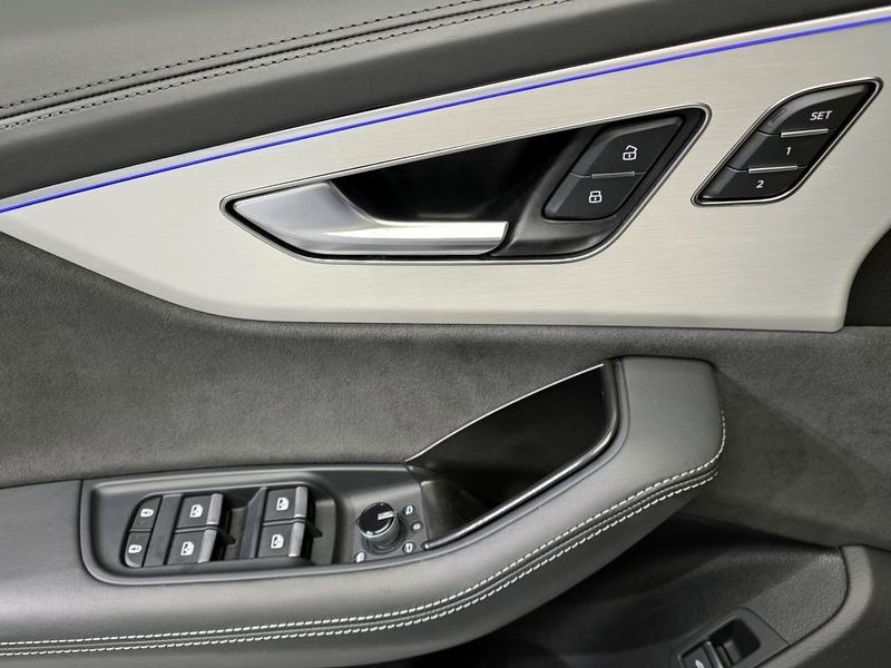 2023 Audi Q8 55 TFSI Quattro Premium photo 14