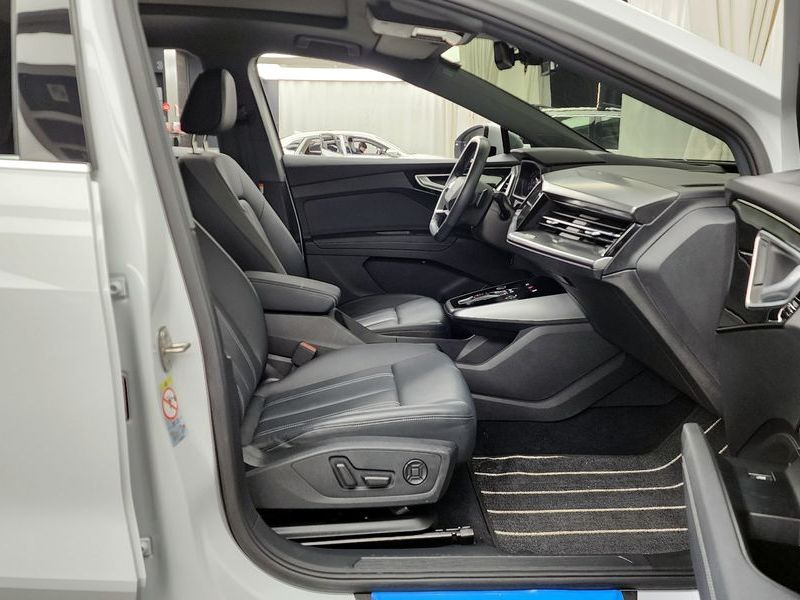 2023 Audi e-tron 40 Premium photo 11