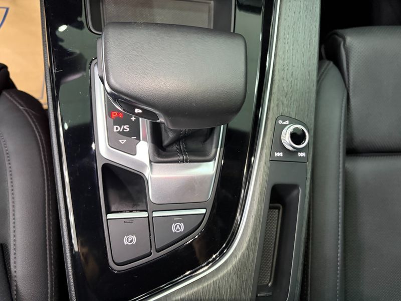2023 Audi A4 40 TFSI Premium photo 9