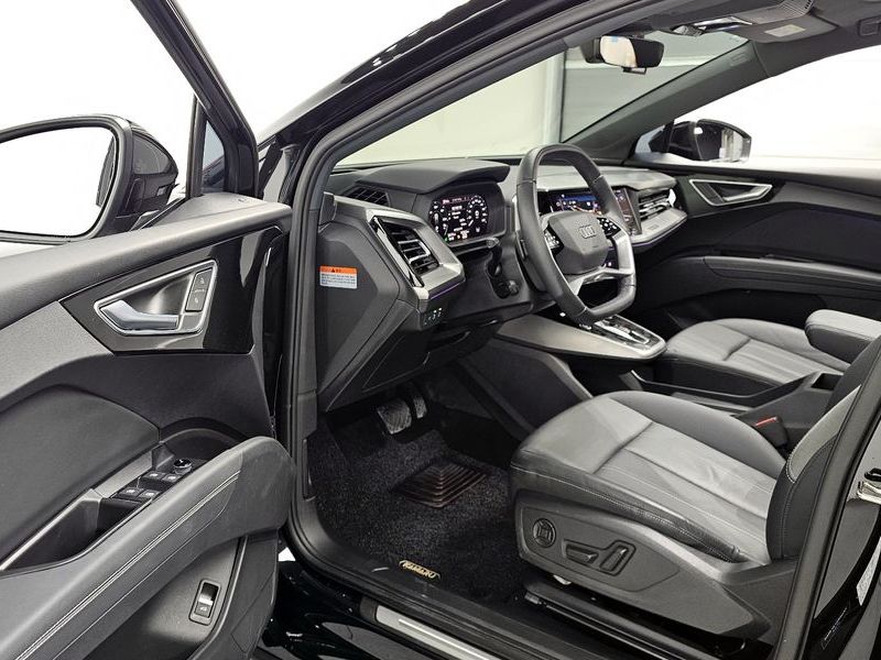 2023 Audi e-tron 40 Premium photo 12