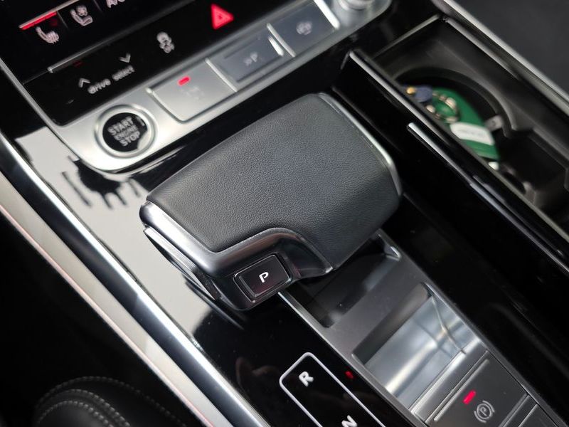 2023 Audi Q7 55 TFSI Quattro Premium photo 9