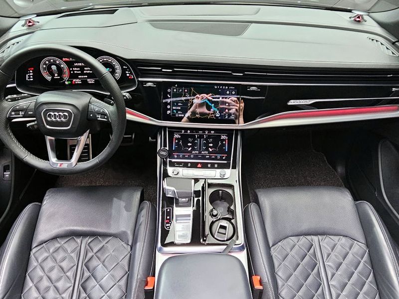 2023 Audi Q8 55 TFSI Quattro Premium photo 7