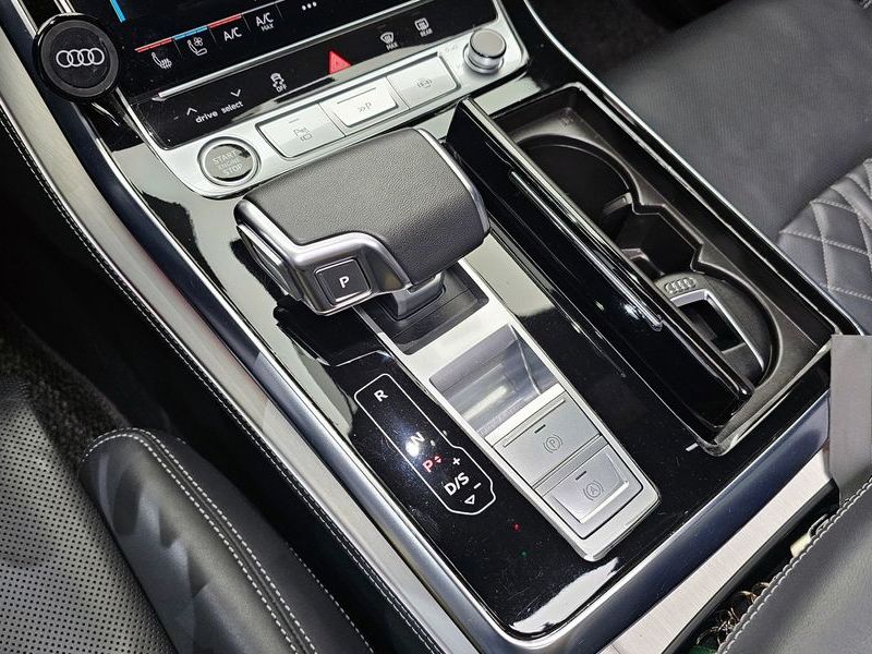 2023 Audi Q8 55 TFSI Quattro Premium photo 9