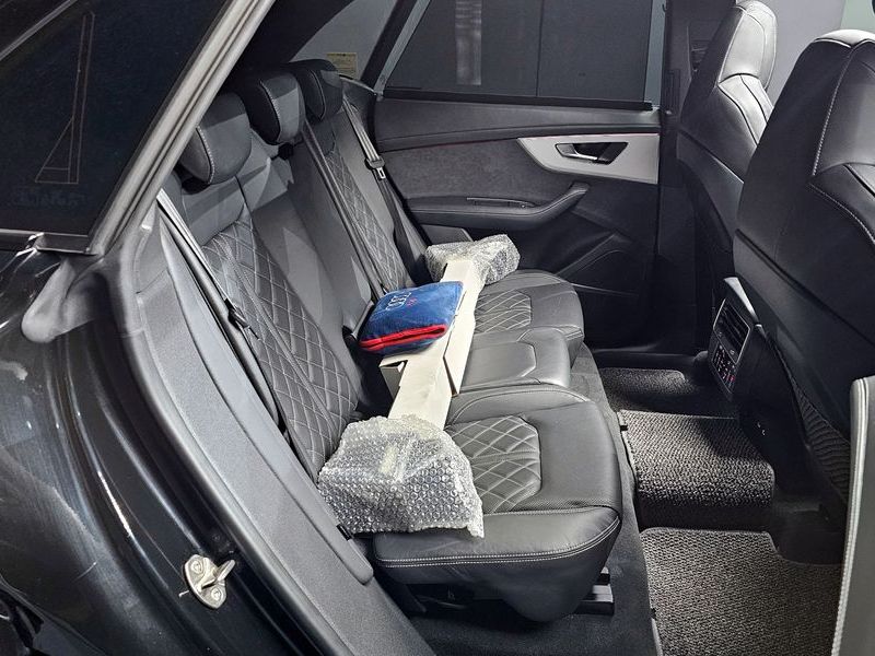 2023 Audi Q8 55 TFSI Quattro Premium photo 11