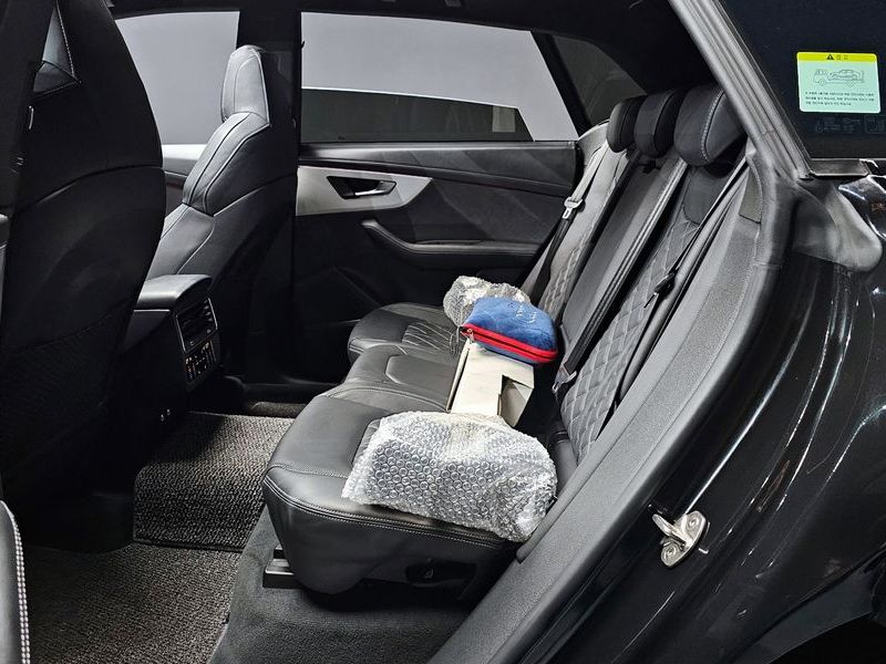 2023 Audi Q8 55 TFSI Quattro Premium photo 12