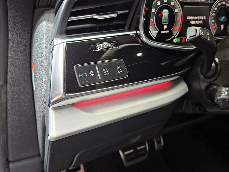 2023 Audi Q8 55 TFSI Quattro Premium photo 16
