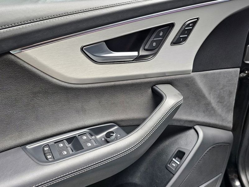 2023 Audi Q8 55 TFSI Quattro Premium photo 17