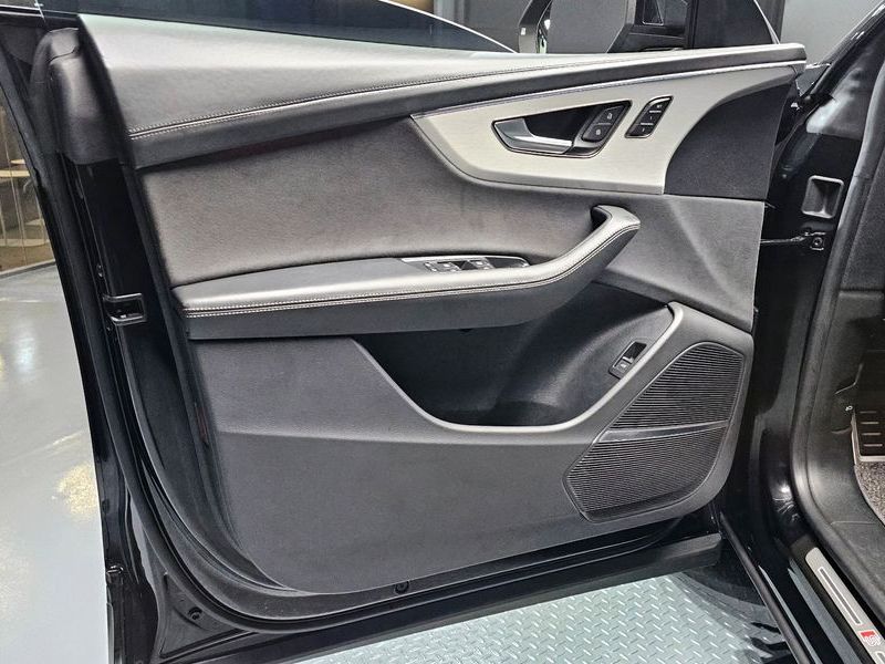 2023 Audi Q8 55 TFSI Quattro Premium photo 24