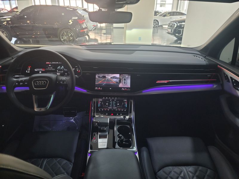 2025 Audi Q7 55 TFSI Quattro Premium photo 7