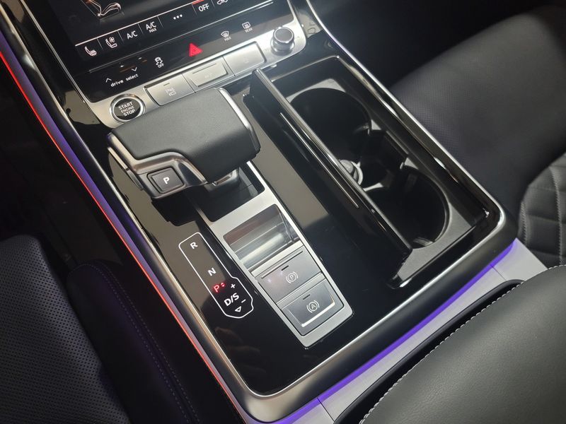 2025 Audi Q7 55 TFSI Quattro Premium photo 9