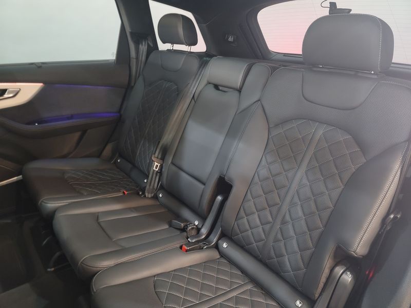 2025 Audi Q7 55 TFSI Quattro Premium photo 17