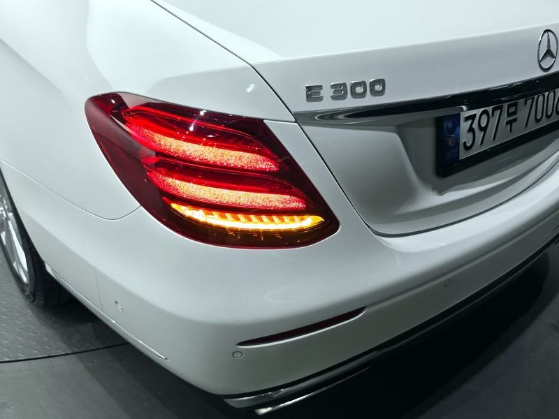 2019 Mercedes-Benz E-Class E300 4MATIC Exclusive photo 23