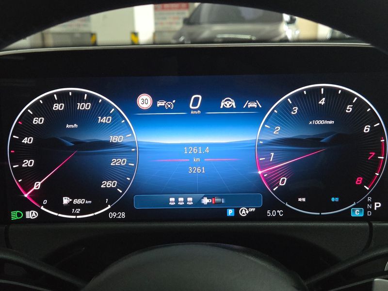 2026 Mercedes-Benz E-Class E200 Avantgarde photo 12