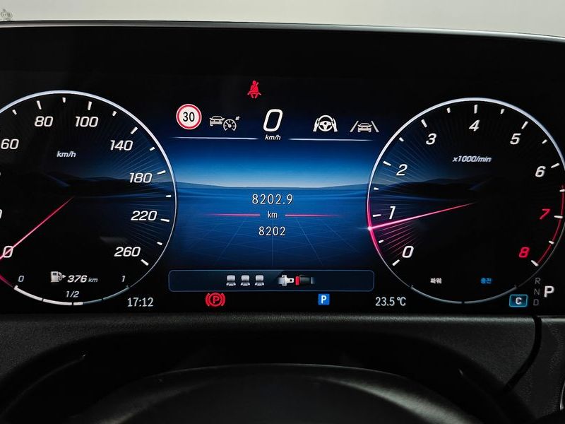 2026 Mercedes-Benz E-Class E200 Avantgarde photo 8